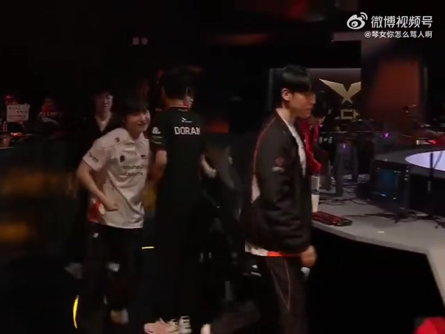 前队友只能鼓励您在比赛结束后拍摄Doran的Viper Zeka花生